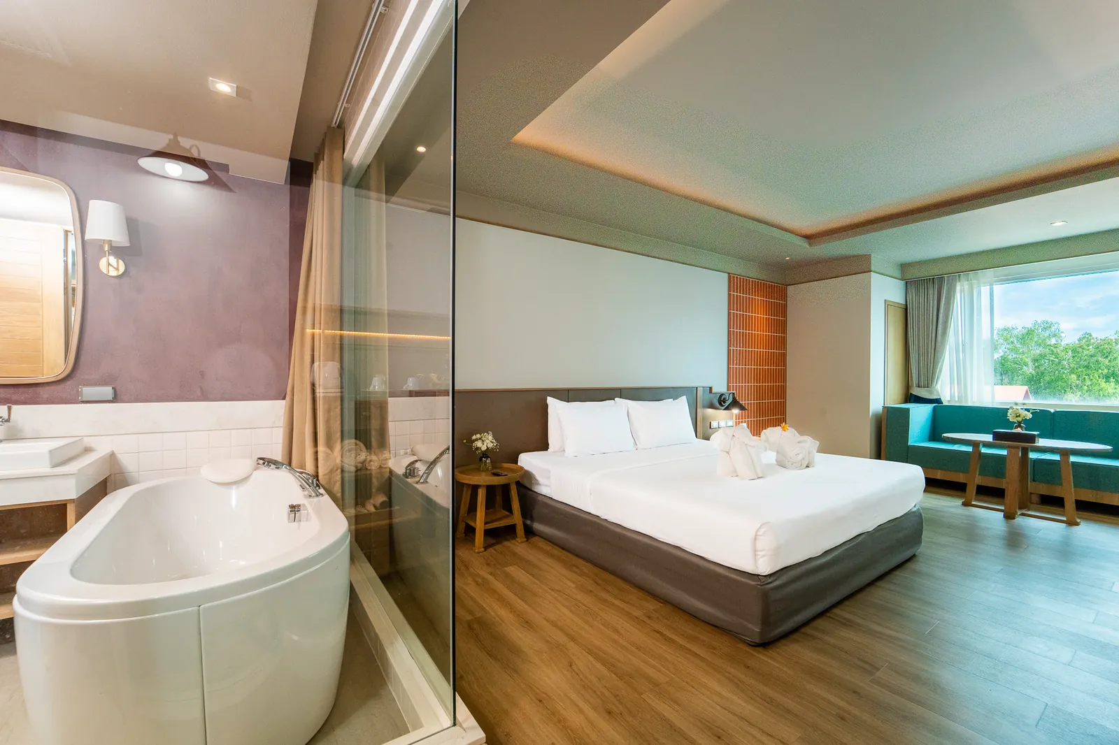 Deluxe Modern room at Khum Phucome Hotel Chiang Mai, with a king bed and a jacuzzi tub behind a glass partition